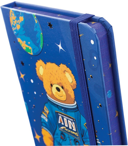 Užrašų knygelė BEAR IN SPACE, A6, 80 lapų, 77 gsm, linija, kietu viršeliu, su skirtuku ir gumele